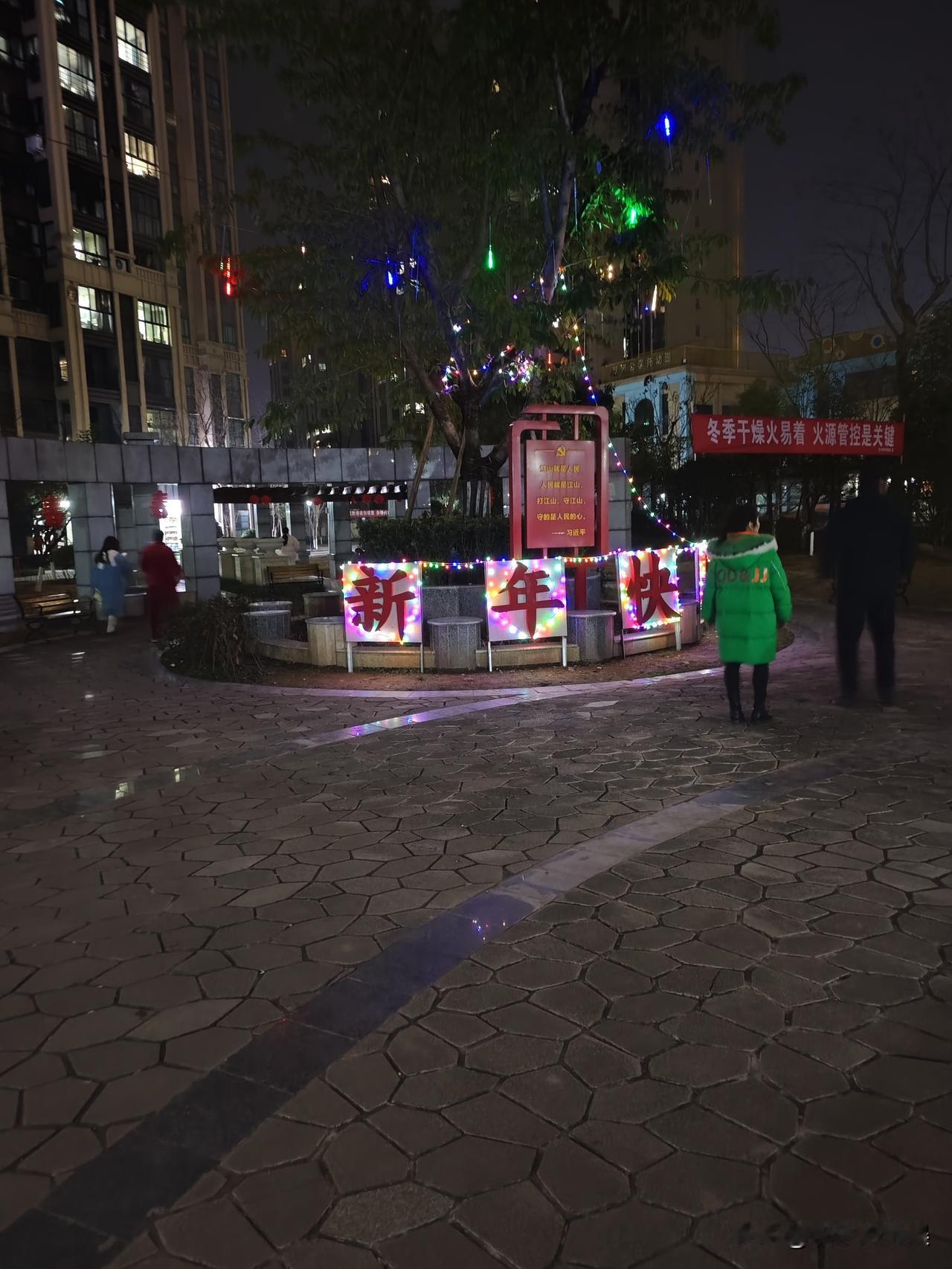 如果在北方这个时候应该到处都是雪吧
四川很湿冷，几天都不见太阳，萧条的很
好想快