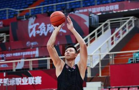 别想了，易建联不会上场，只是个玩笑罢了
今晚广东队对阵辽宁第一场比赛，可谓是吸引