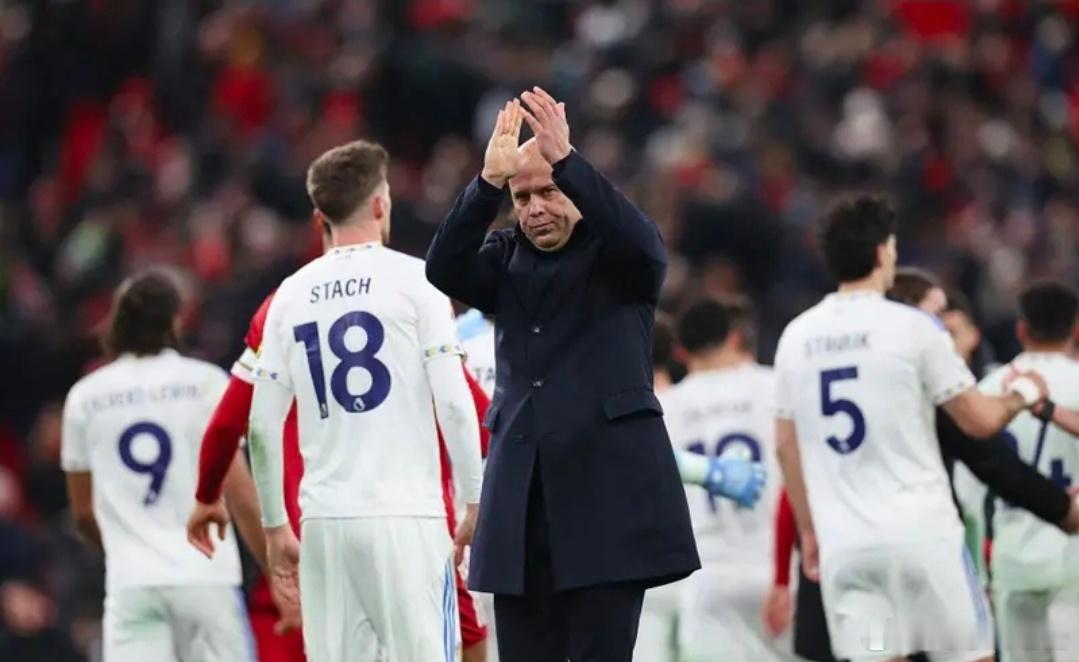 埃基蒂克被拉拽后未倒地，斯洛特：不轻易倒地是我们的风格英超第19轮，利物浦坐镇主