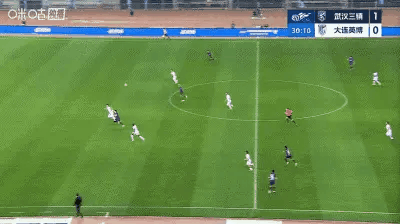 绍尔军训李昂，这球太自信了。这个反击绍尔传球给远侧包抄的队友是最好的选择，但是他