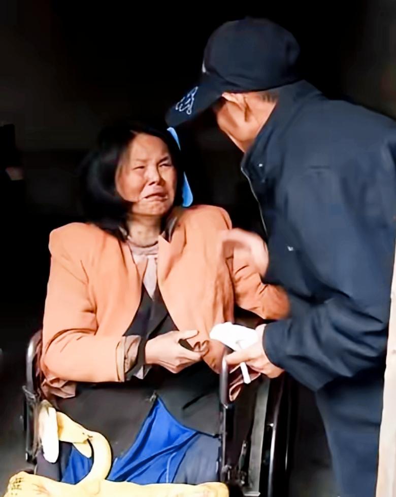 2001年，山东单县43岁的光棍在街头捡回一位截瘫女子，不料半年后女子突然提出一