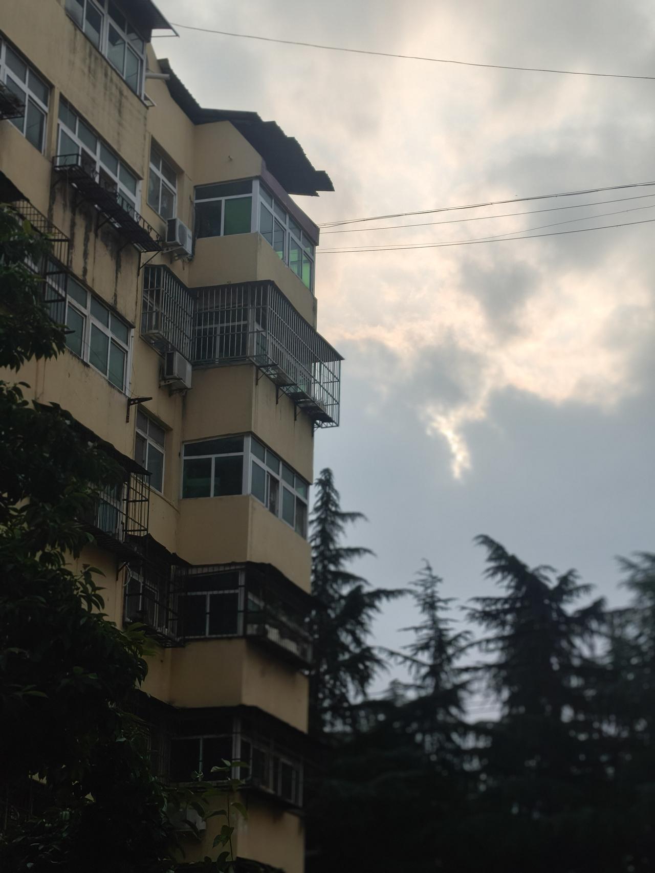 晚霞的颜色丰富多变，像是烧红了天，每次看到它都有一种不同的感受，很有新鲜感。[赞