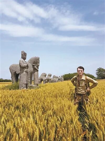 英国小伙在中国生活九年寻访古迹，网友：他不是“老外”，是“老内”