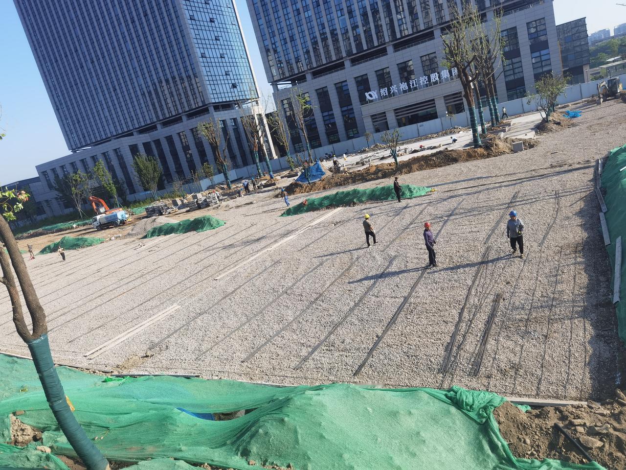 袍江安居城要浇第二块地了，地面已平整，在铺设钢筋。袍江安居城 袍江安防城 袍江活