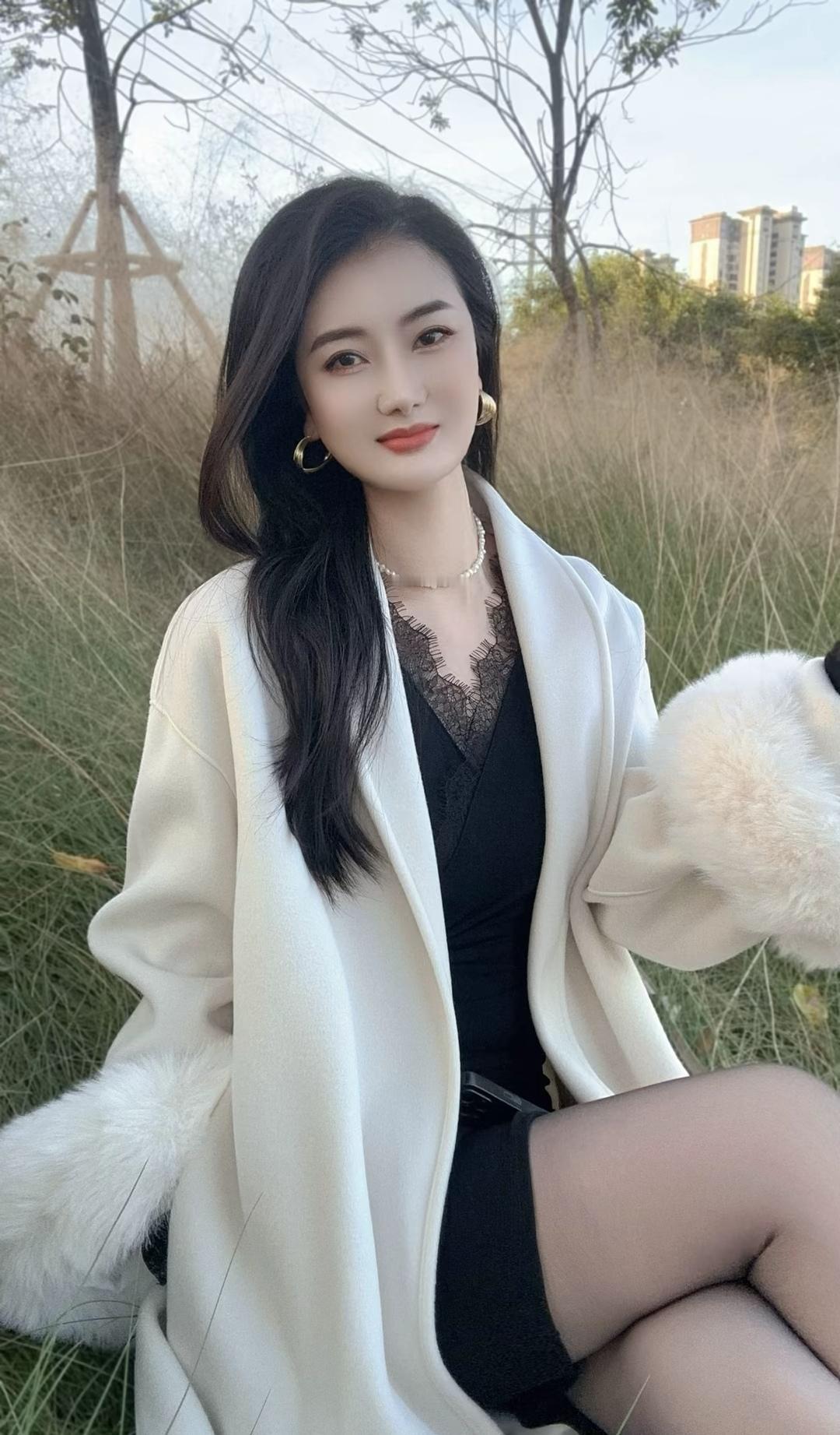 冬日穿搭指南：白色外套+黑色连衣裙，优雅又温暖
草风里的绒光
 
白大衣的毛领蹭