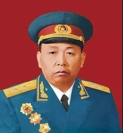 1935年，长征路上，詹才芳看到有一个病号被抛弃，他于心不忍，说：“这么年轻，带