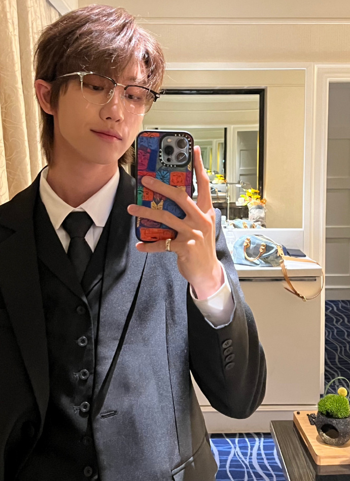 #徐明浩一直把团戒带身上# 徐明浩真的好爱小十七啊，没有人比SEVENTEEN更