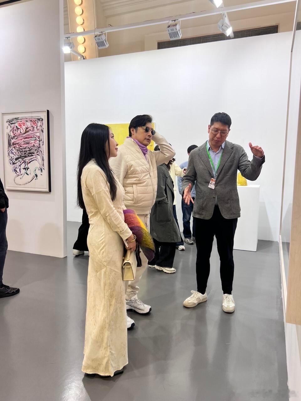 偶遇王岳伦带女子看展，两人穿着情侣色衣服，女方风格跟前妻李湘类似。 