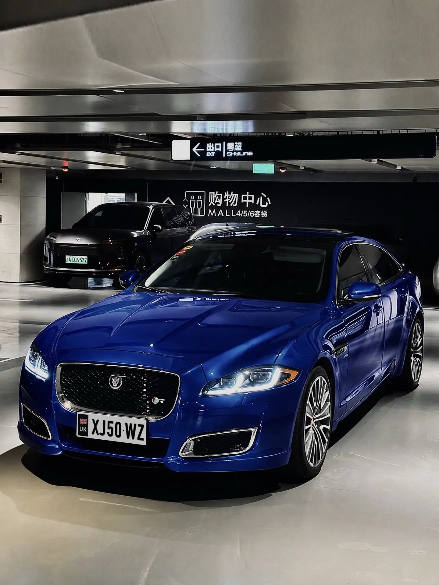 Blue JaguarXJ50。地库里的 优雅蓝色捷豹XJ50。