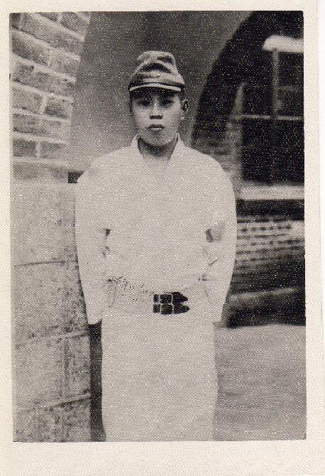 深夜，一名日军翻进老农家，偷偷将一摞钱塞进窗户，低声道：“千万别声张，这是白天拿