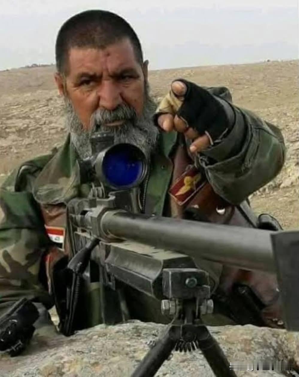 他是伊拉克人民动员组织的一名志愿者，据称在2013至2017年伊拉克战争期间击毙