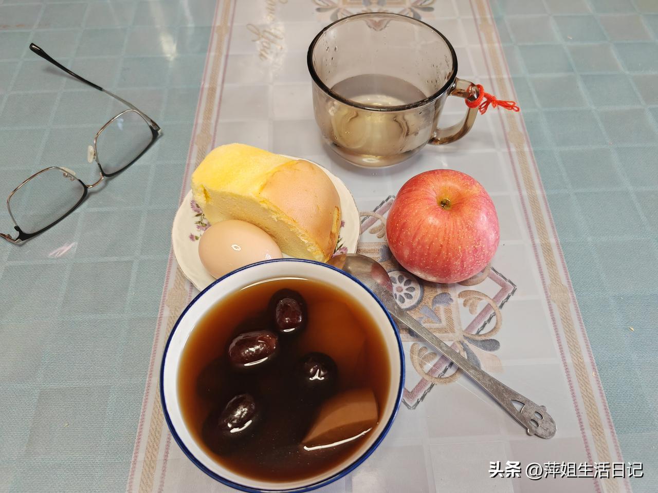 早餐分享～
今天六点多就起床了，把昨天炖的苹果红枣汤加热，给老公盛上一碗，把昨天