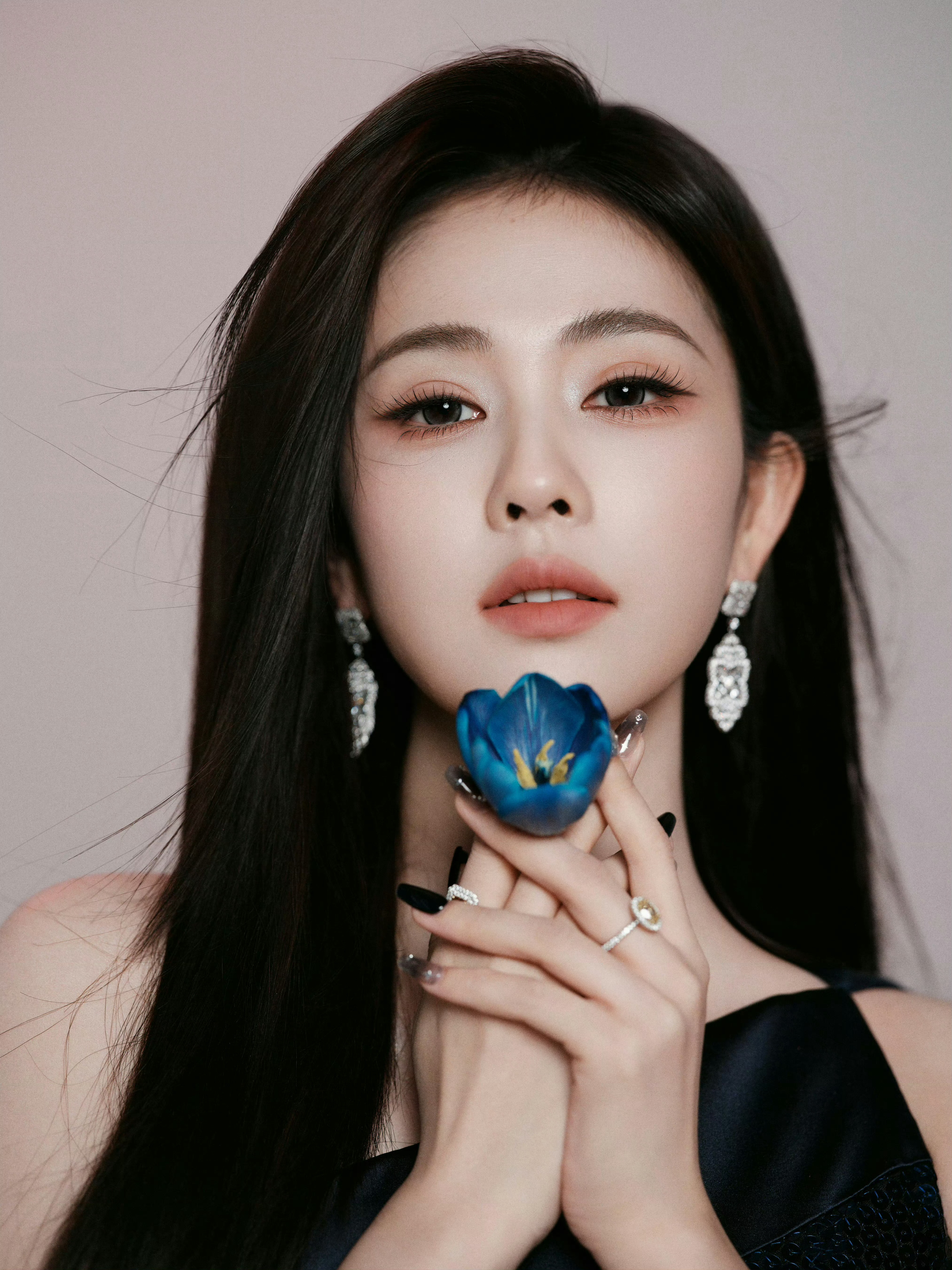 白鹿    那些凭空臆造、毫无依据的八卦话题，不过是在无端消耗白鹿的热度。她向来