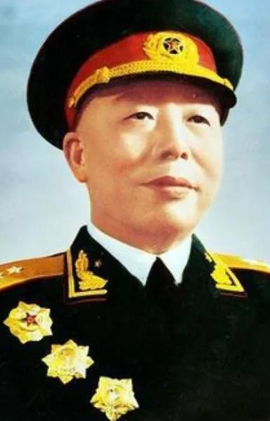 1950年，宋时轮正在一家饭店用餐，服务员随口提起老板的名字，宋时轮顿时一愣，连