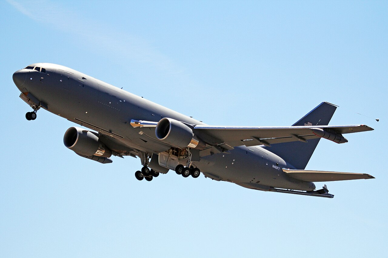2015年7月。波音 KC-46A 原型机从佩恩机场起飞 ​​​