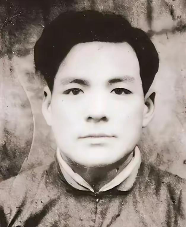 1943年，大汉奸林洪洲在路边解手，一个老汉见他孤身一人，直接一锄头把他敲个半死