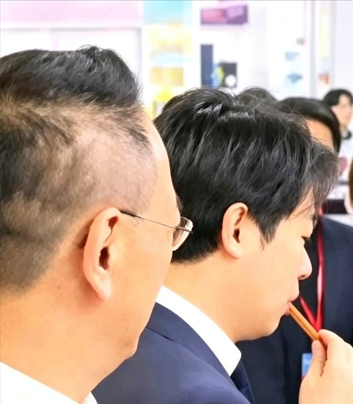 赖清德做出了一件让世人做梦都想不出来的事情！他当众像狗一样吃开了狗粮！!

这事