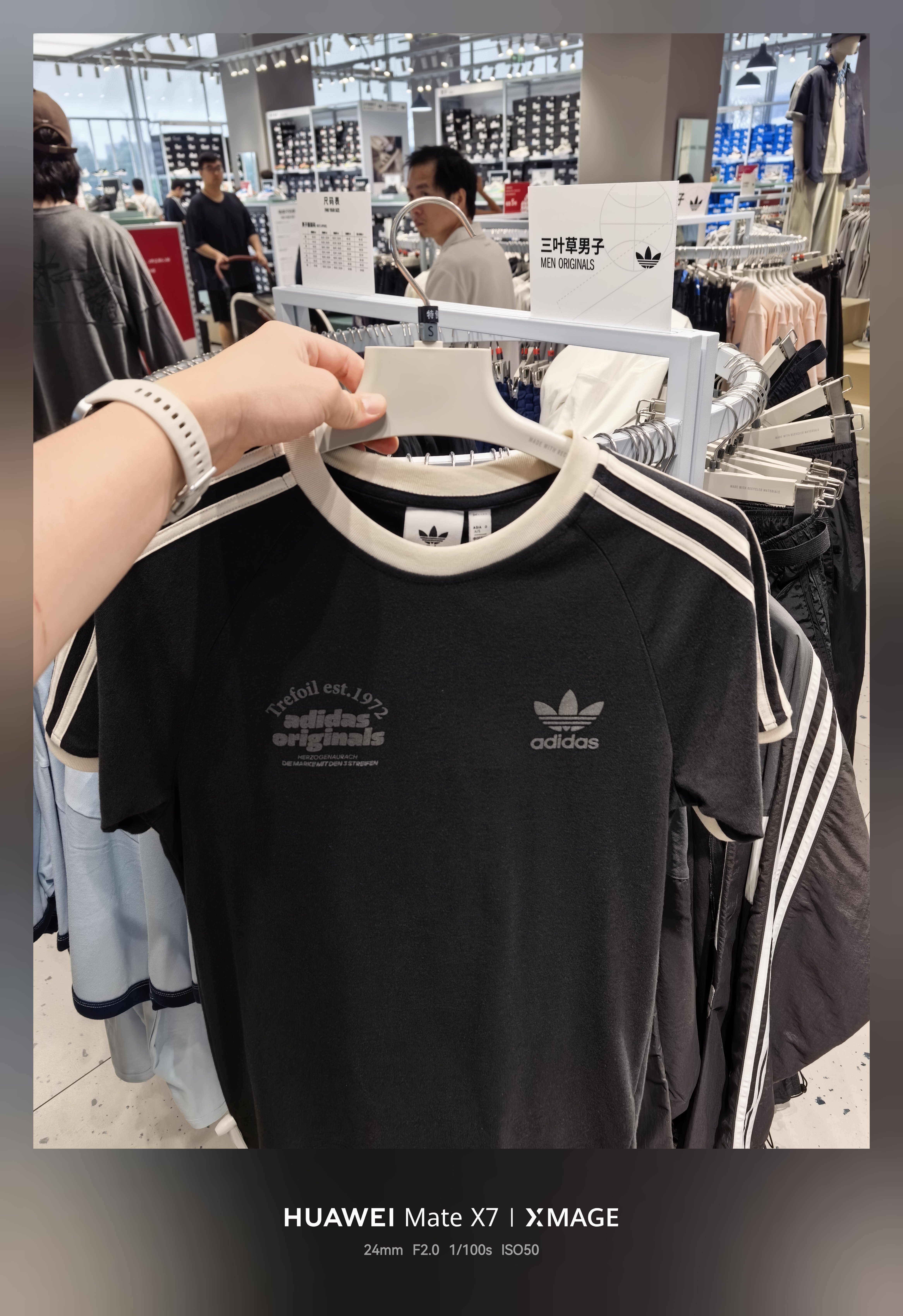 陪爱妻逛街，我说这件衣服好看，很男大，很适合王安宇。她：对呀！我说如果是我要买的