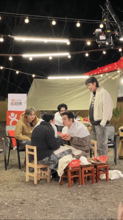 黄晓明刘耀文对王鹤棣喷西瓜 王鹤棣就这样被黄晓明刘耀文轮着喷西瓜🍉有没有人救救