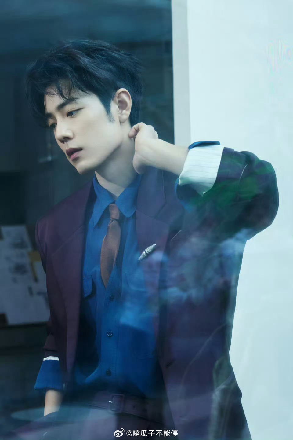 肖战微博之夜红毯 终于出图了！酒红色西装外套宝蓝色衬衫特别帅，果然好饭不怕晚