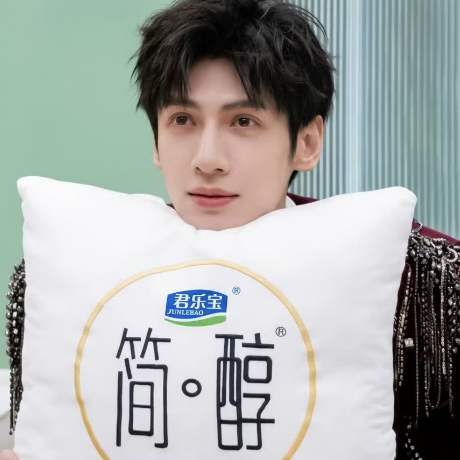 罗云熙真的是共情能力好强的一个人吧听别人唱歌都能动情 家夫就是天生的艺术家啊