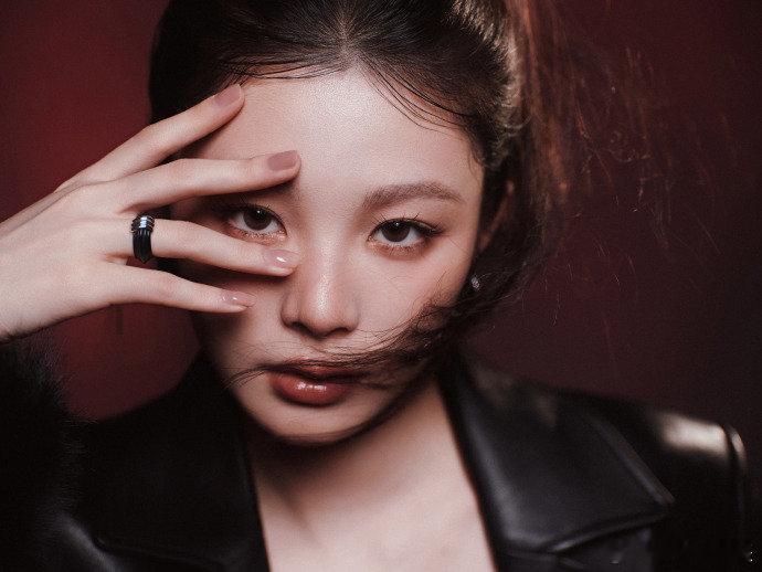 姚晓棠这可是你的亲头发今晚南京演唱会太疯狂，自己给自己剪头发，这创意绝了！新造型