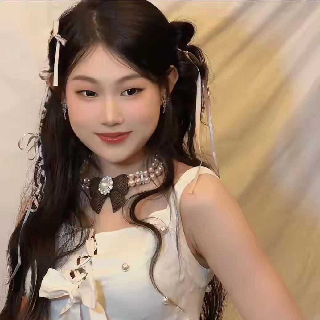 沈佳润用自己的成长告诉我们，美从来都不是千篇一律的。
 
小时候，她坦然接受自己