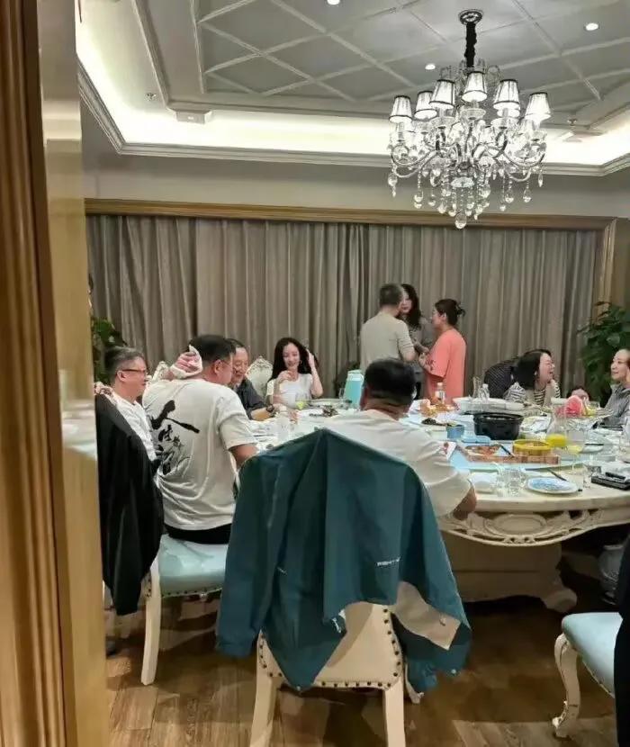 杨幂这是参加什么大佬饭局呀！
居然笑的如此开心！