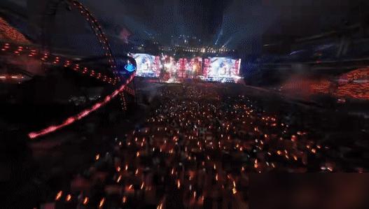 周深4月18号广州场。八万人的体育场，无人机升空，拍下全场。镜头扫过去，一片蓝色