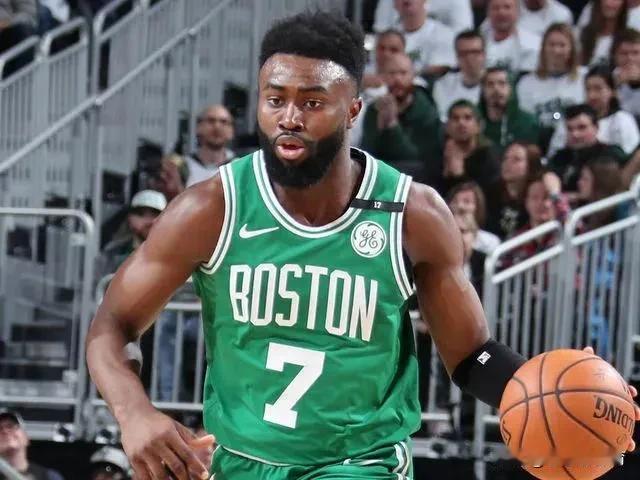 NBA季前赛首场比赛中，卫冕冠军凯尔特人97:93战胜掘金夺得开门红，谁该赏，谁