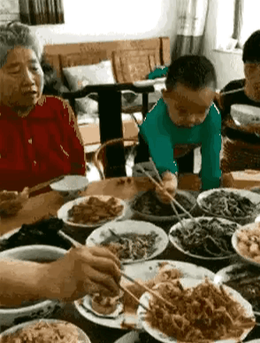 三岁看老，这孩子长大了错不了。[赞]