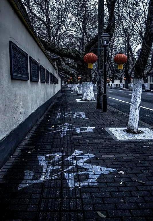 午后赶稿的空档我去楼下便利店买咖啡,碰见以前经常出手阔绰的A总,他当年西装革履刷