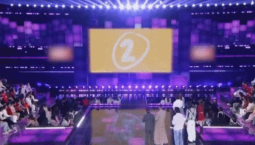 这种考题完全是不识字的李承铉舒适区，其他人都要反应一下字跟字体颜色，他完全只要看