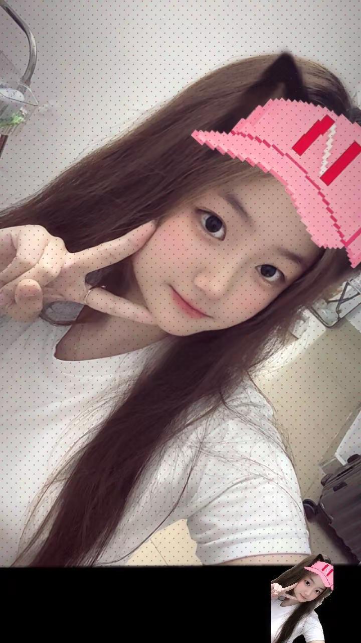 “曾经那个死犟 不向任何人低头 爱笑的女孩子 现在也可以一言不发的坐一天”今天的