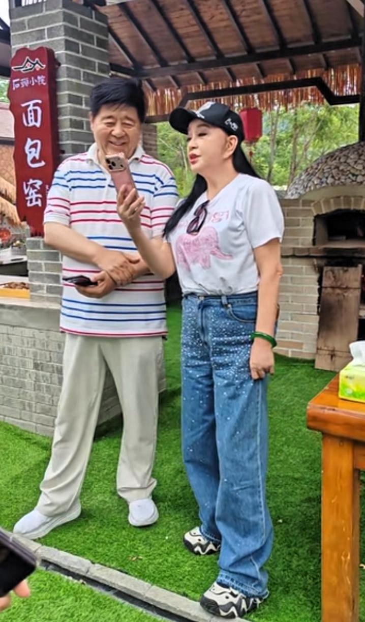 刘晓庆和王洁实同框亮相，一下子就勾起了一代人的回忆。一位是荧幕上经典的小花，一位