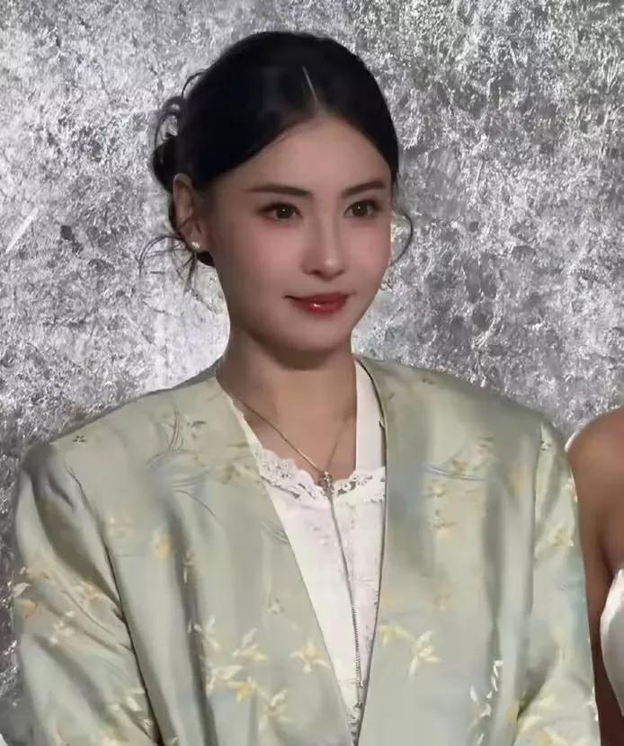 近日，张柏芝在江西景德镇出席品牌活动，以一袭新中式造型亮相。45岁的她状态惊艳，