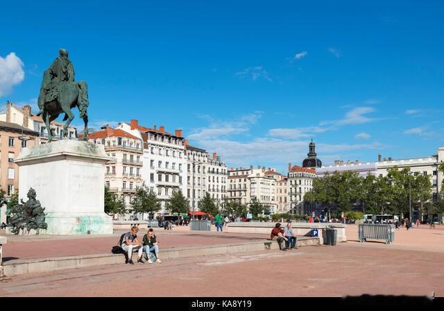 【最新消息：法国消防员将于下周一举行罢工】
巴黎时间2025年11月15日，法国