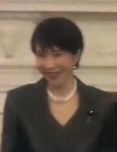 高市那妩媚的眼神，看得特朗普心痒痒，活脱脱一副“女优”模样，这谁能顶得住啊！高市