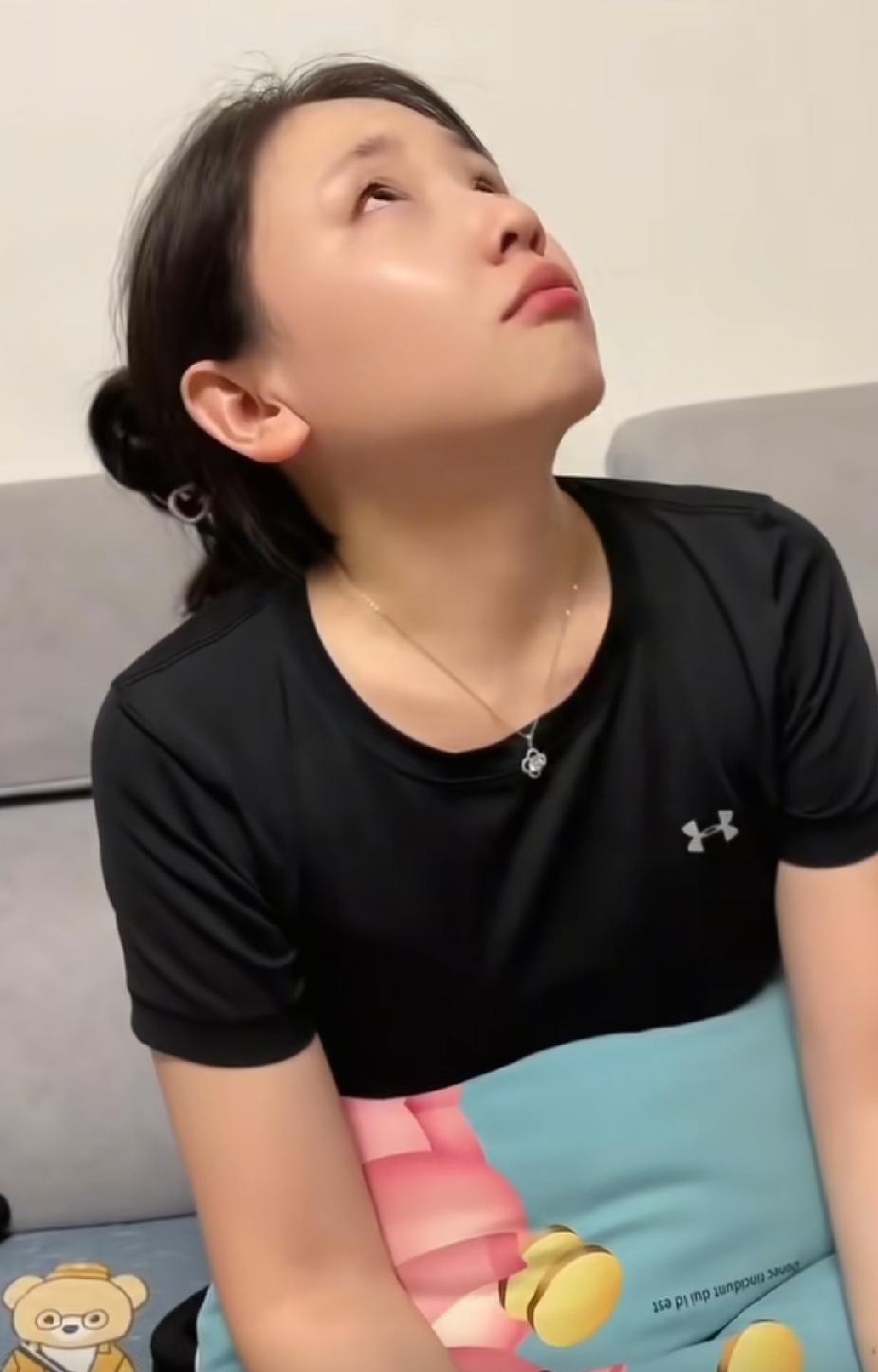 女子打电话给自己的父亲借钱，却被父亲说成是骗子，而女孩最后也含泪说自己就是骗子，