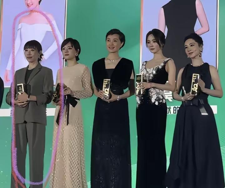 这个女人不漂亮
身材也不好
任素汐她人很淳朴，没有一点女人的妖媚，就是一个本本分