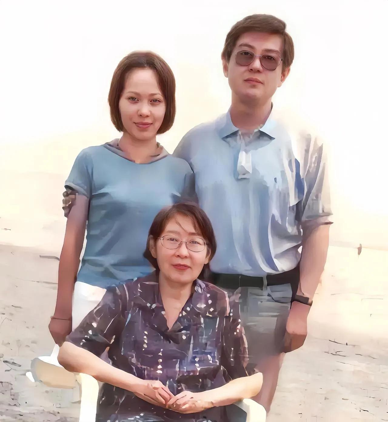 2001年，李敏和儿子孔继宁，儿媳沈蓉，在海边散步时，一张珍贵合影，照片中的李敏