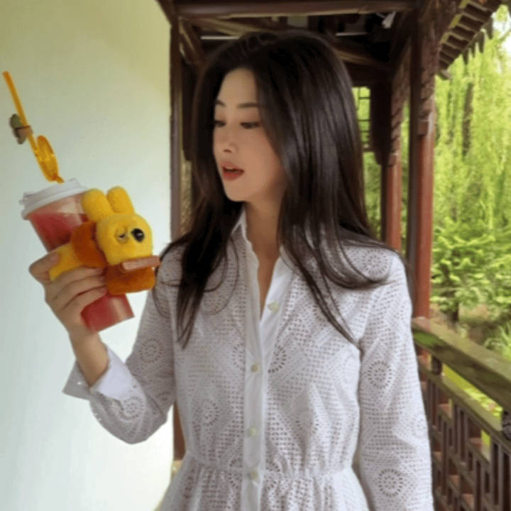 朱珠喊你捧小耳朵奖杯万万没想到朱珠和美团外卖合作啦！白天营业就安排小耳朵奶茶，一