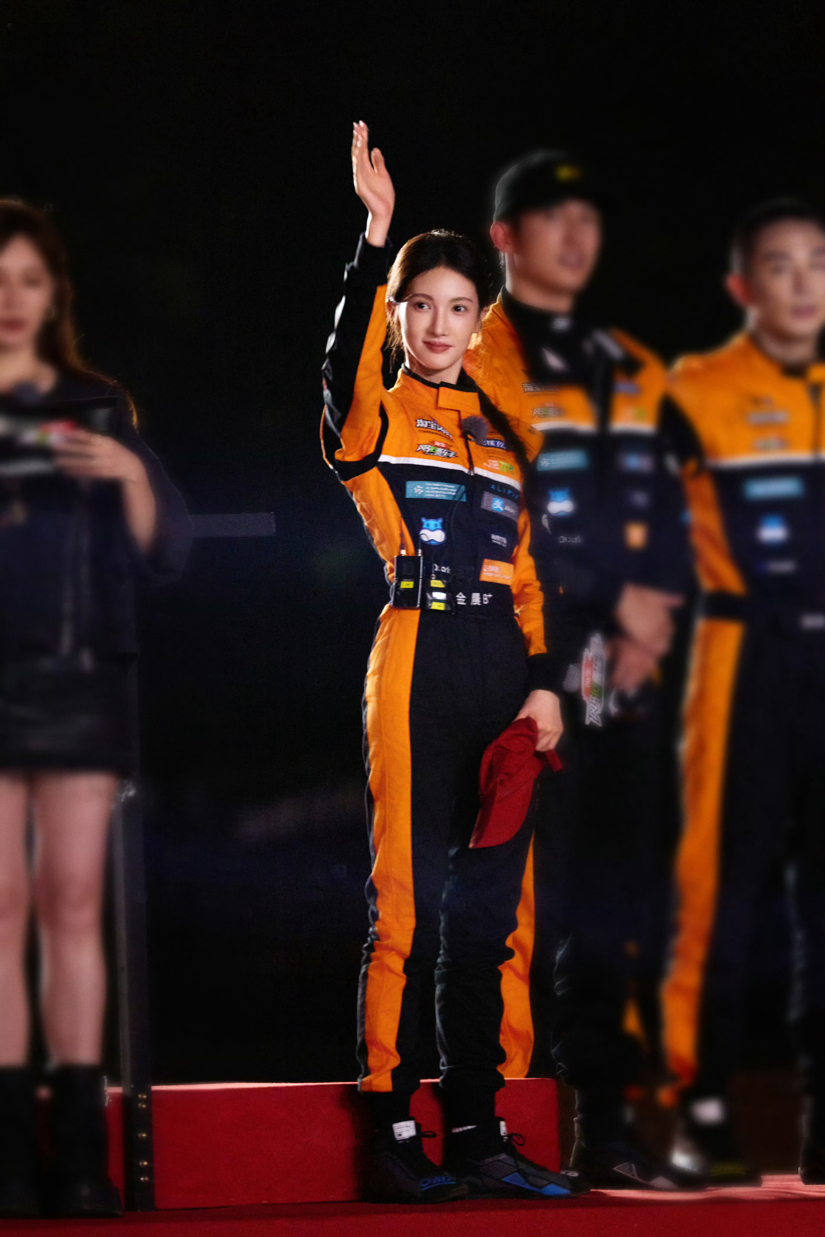 饿了么骑手已更换橙黑新工服饿了么新款骑手套装非常帅啊！我都想买一套了…是不是有点