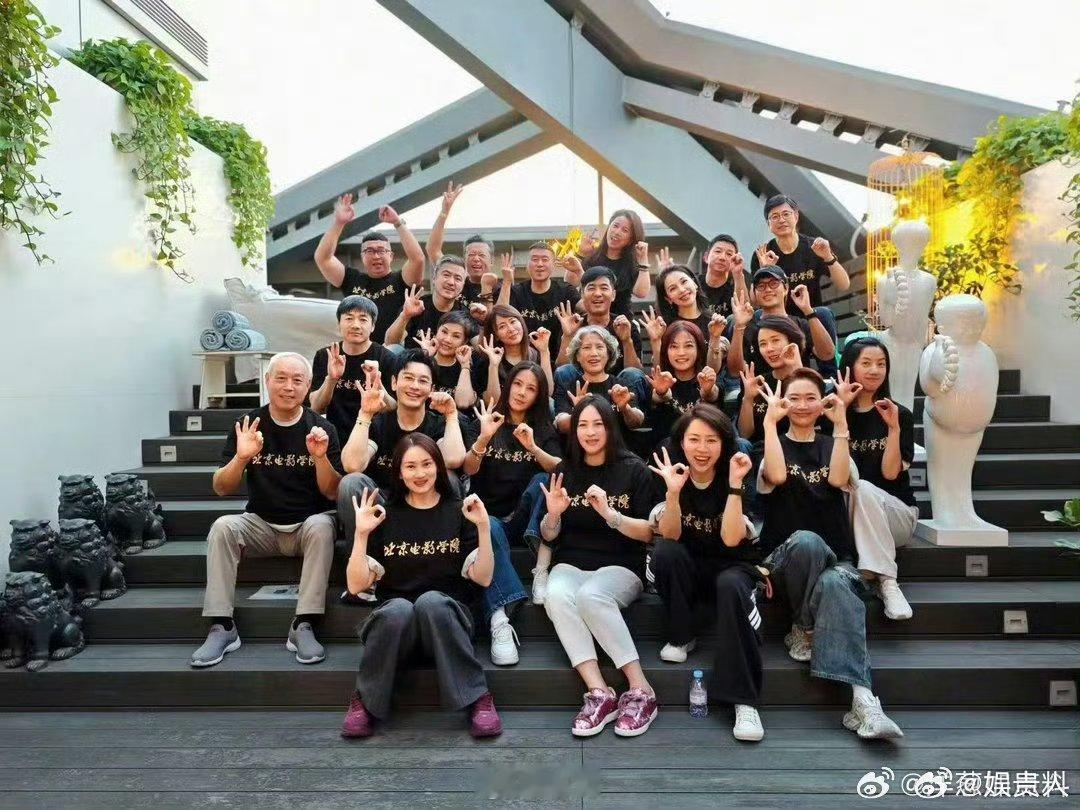 陈坤晒北电96届表演系聚会照陈坤晒北电96届表演系时隔30年聚会 哇塞，这真是强