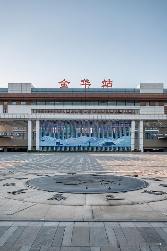 别盲目攀比！金华不能照搬杭州的高铁建设思路。
很多人拿金华和杭州对比高铁站规划，