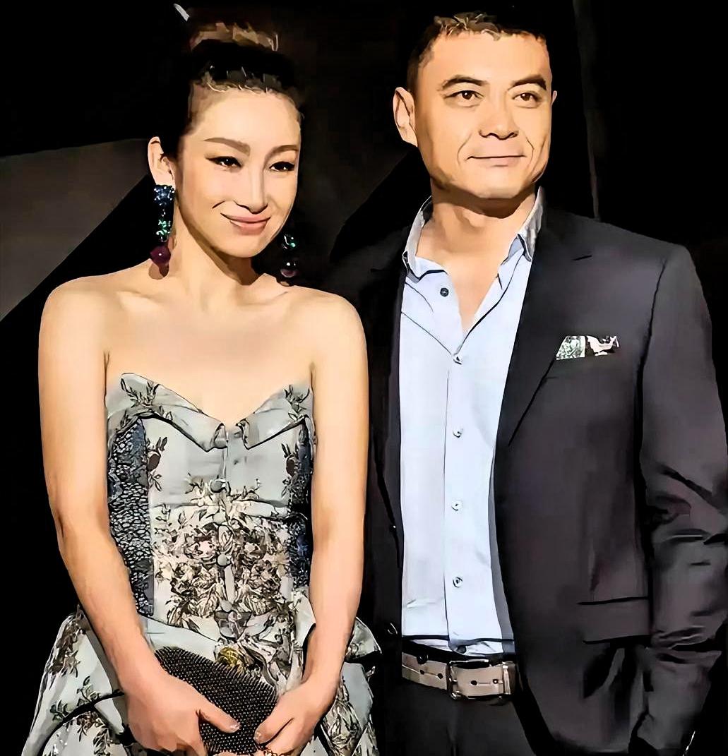 秦海璐追他时天天送汤，婚后不做饭，他吐槽了十几年，一转身进了厨房。

当年拍戏，