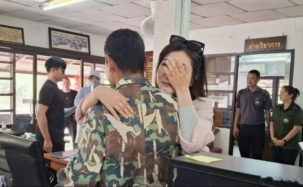 泰媒报道，中国籍王女士5年前在泰国旅游时遭丈夫推下悬崖，所幸被当地公园的员工救起