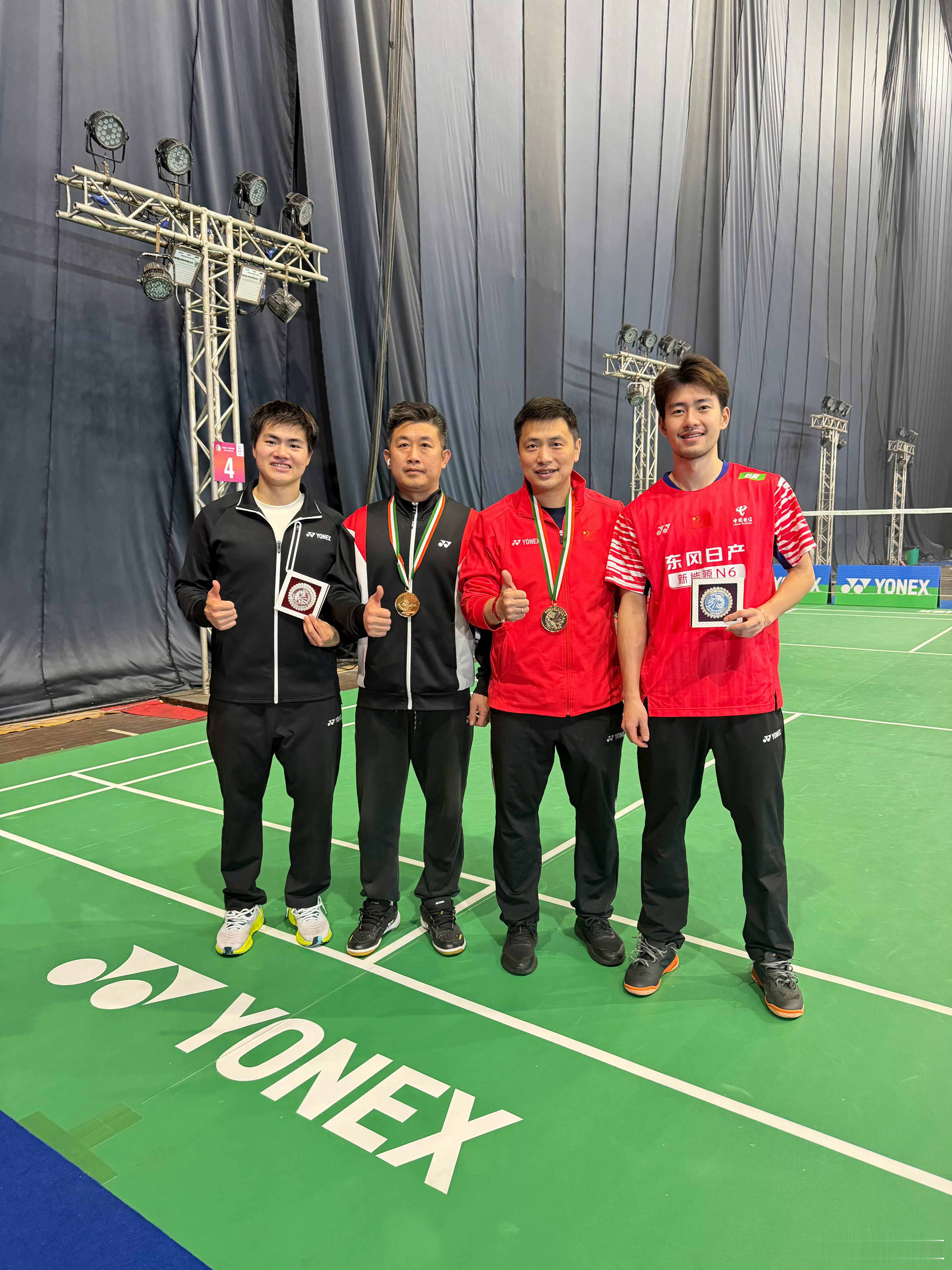 怎么给教练带金牌都是一正一反啊！！！也太有仪式感了吧