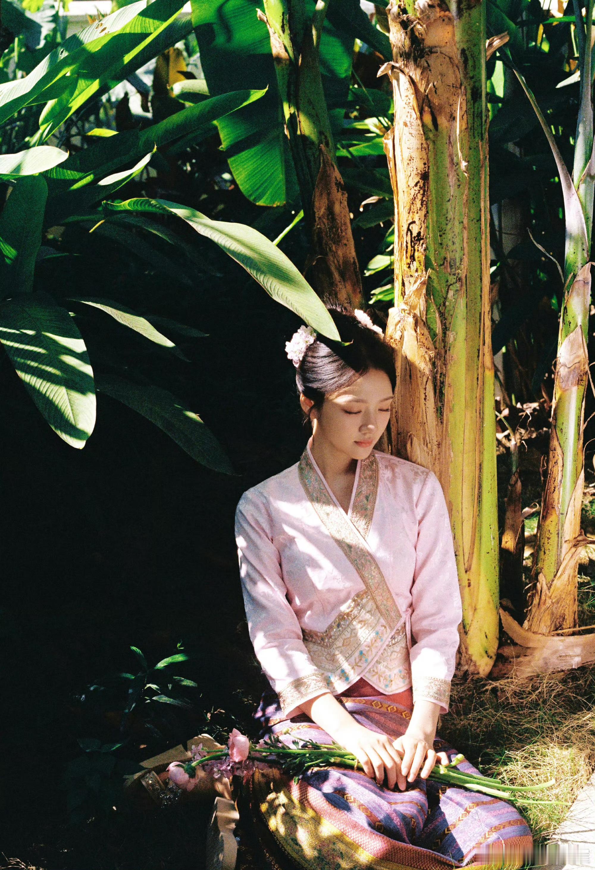 任敏一键入傣哈哈哈哈哈任敏这颜值适配度也太绝了吧！一键切换傣风造型粉粉嫩嫩簪花盘