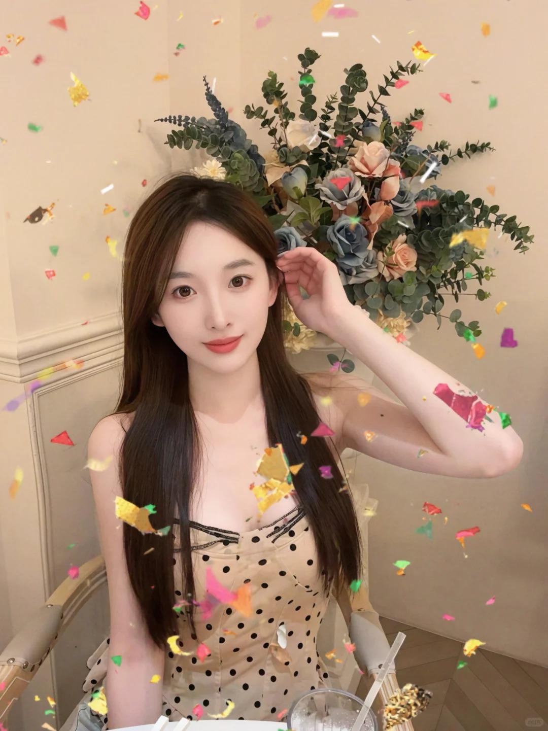 呆萌开朗，特别可爱的模特少女，手部骨节清晰如竹节凝霜，指腹带着自然的温度，指尖轻